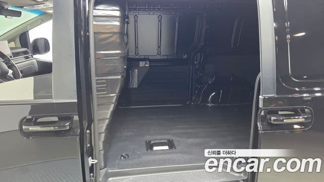 Hyundai Staria 2026 — Photo 33/35