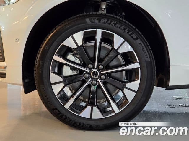 Volvo XC60 2025 — ფოტო 14/20