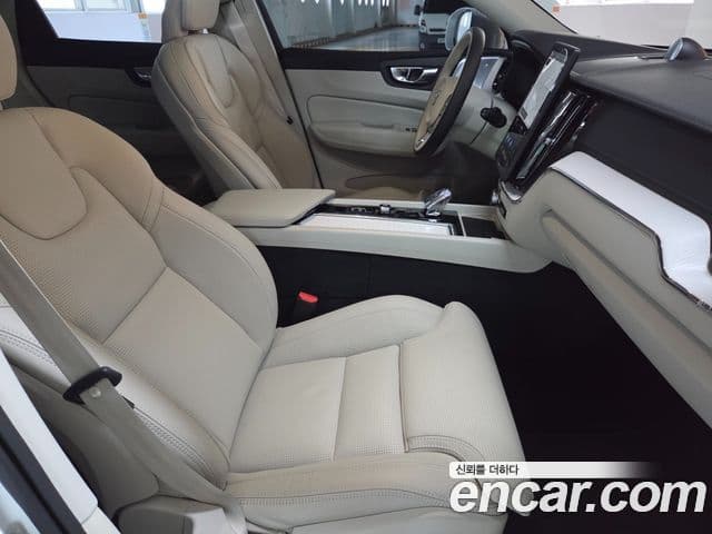 Volvo XC60 2025 — ფოტო 18/20