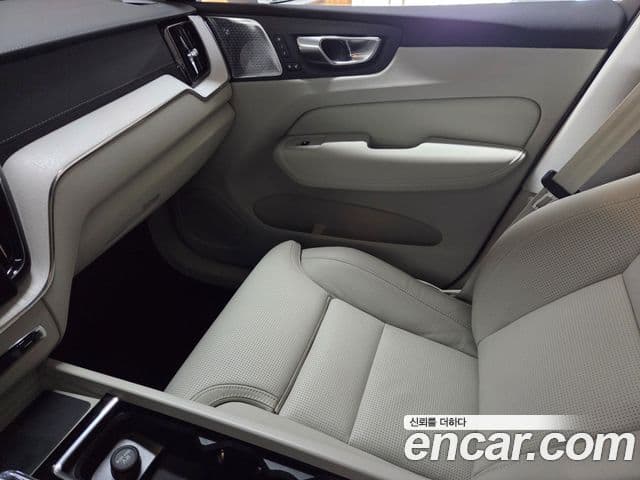 Volvo XC60 2025 — ფოტო 17/20
