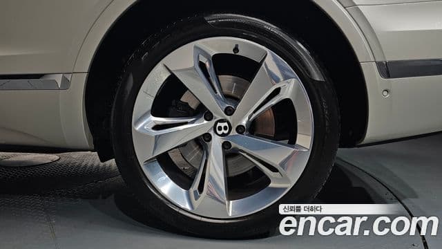 Bentley Bentayga 2018 — Şəkil 34/38