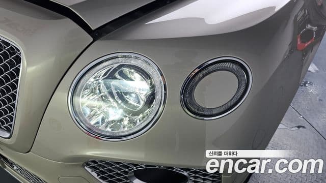Bentley Bentayga 2018 — Şəkil 16/38