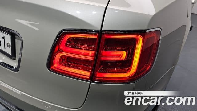 Bentley Bentayga 2018 — Şəkil 23/38