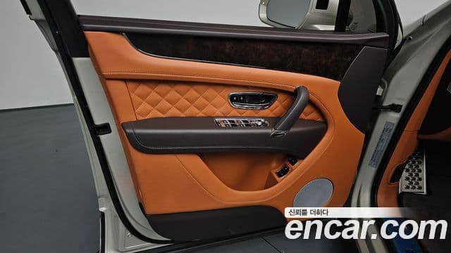 Bentley Bentayga 2018 — Şəkil 17/38
