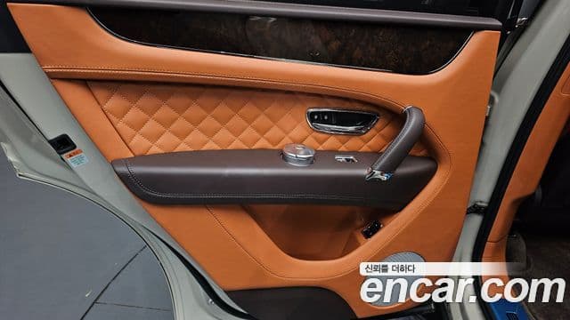 Bentley Bentayga 2018 — Şəkil 18/38