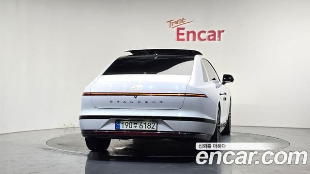 Hyundai Grandeur Hybrid 2023 — ფოტო 19/32