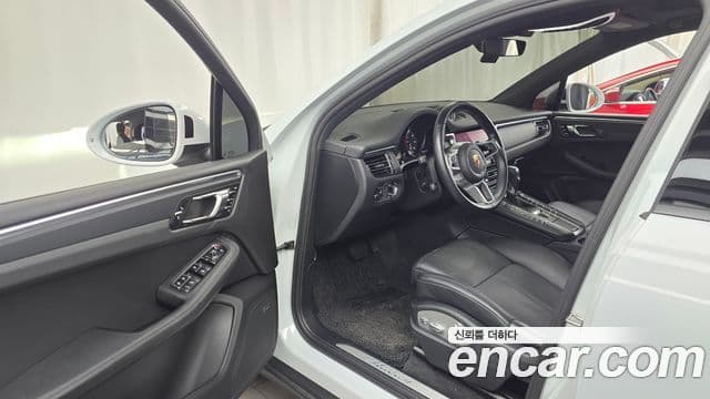 Porsche Macan 2019 — ფოტო 13/33