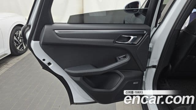 Porsche Macan 2019 — ფოტო 15/33