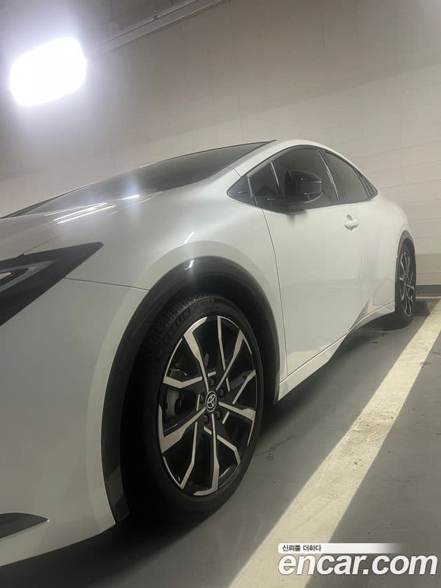 Toyota Prius 2024 — Фото 1/9
