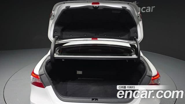 Toyota Camry 2019 — Photo 19/31
