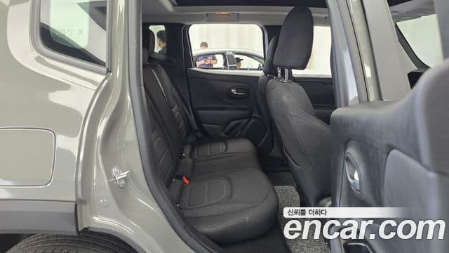 Jeep Renegade 2022 — Şəkil 25/32