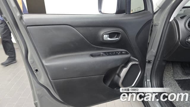 Jeep Renegade 2022 — Şəkil 18/32