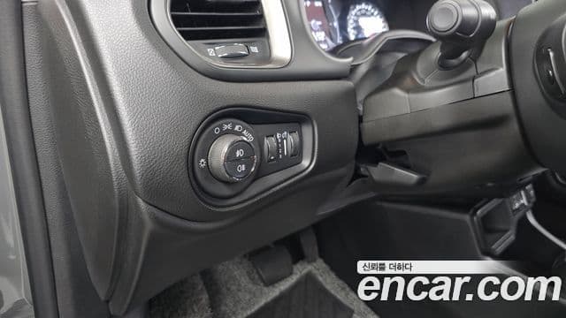 Jeep Renegade 2022 — Şəkil 26/32