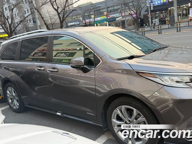 Toyota Sienna 2021 — Photo 2/5