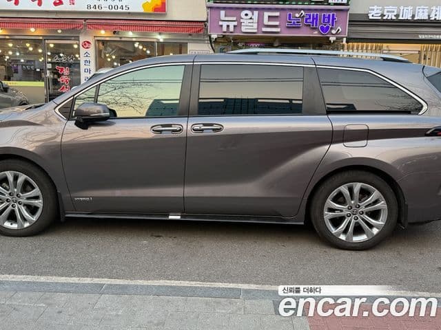 Toyota Sienna 2021 — Photo 1/5