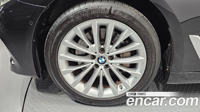 BMW 5 Series 2018 — Photo 9/32