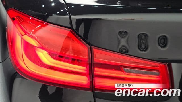 BMW 5 Series 2018 — Photo 11/32