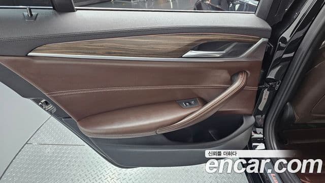 BMW 5 Series 2018 — Photo 25/32