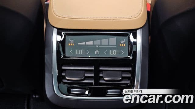Volvo XC90 2021 — Şəkil 32/36