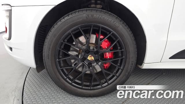 Porsche Macan 2018 — Şəkil 23/31