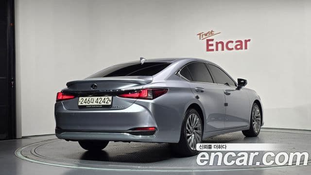 Lexus ES300h 2023 — Фото 2/20