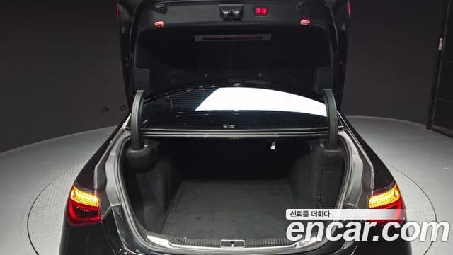 Mercedes-Benz S-Class 2022 — Photo 11/40