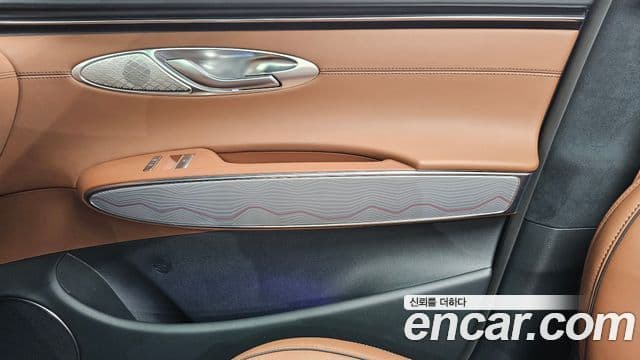 Genesis GV70 2023 — ფოტო 35/38