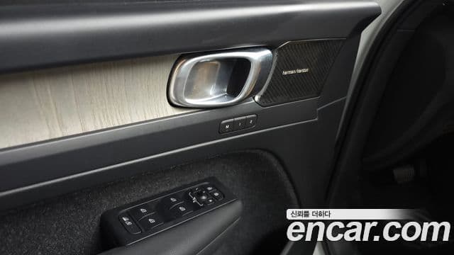Volvo XC40 2020 — Фото 18/20