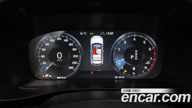 Volvo XC40 2020 — Фото 8/20
