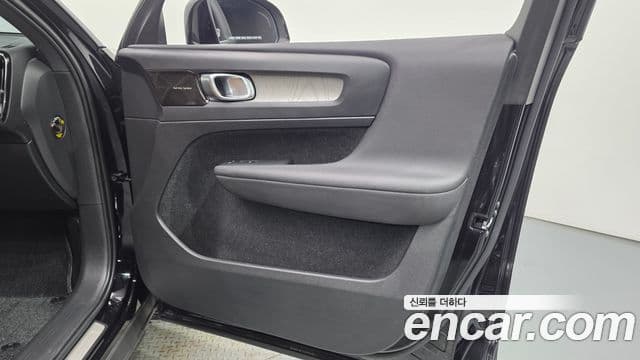 Volvo XC40 2020 — ფოტო 25/36