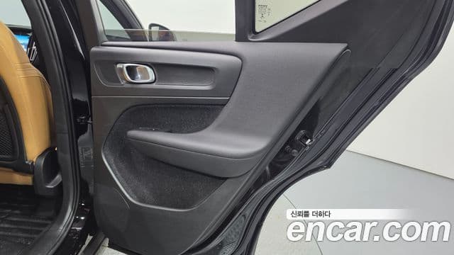 Volvo XC40 2020 — ფოტო 23/36