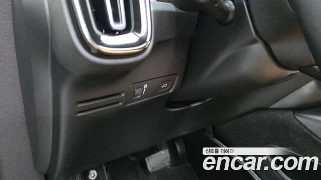 Volvo XC40 2020 — ფოტო 18/36