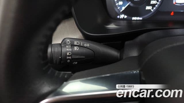 Volvo XC40 2020 — ფოტო 3/36