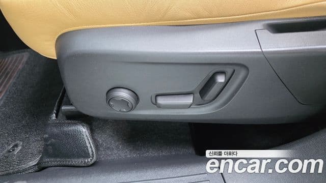 Volvo XC40 2020 — ფოტო 22/36