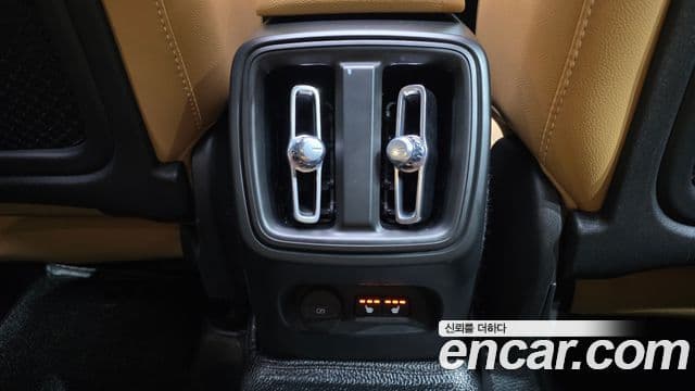Volvo XC40 2020 — ფოტო 32/36