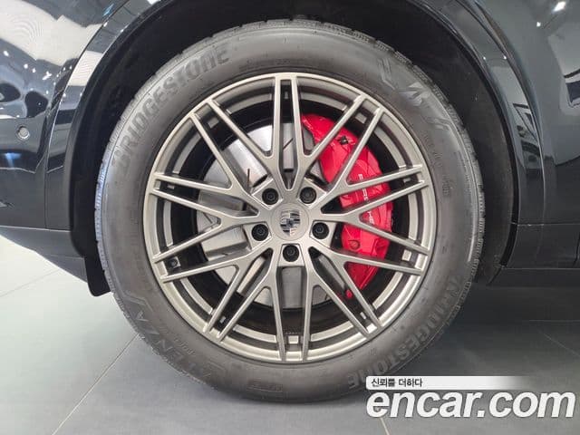 Porsche Cayenne 2025 — Photo 1/20