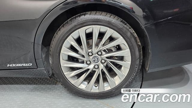 Lexus ES300h 2021 — Şəkil 34/41