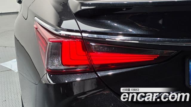 Lexus ES300h 2021 — Şəkil 1/41