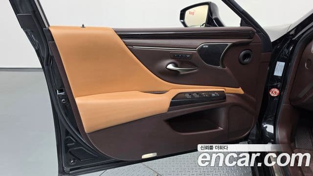 Lexus ES300h 2021 — Şəkil 21/41