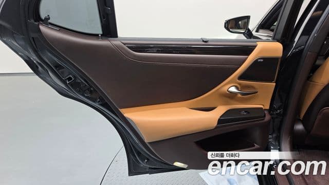 Lexus ES300h 2021 — Şəkil 40/41