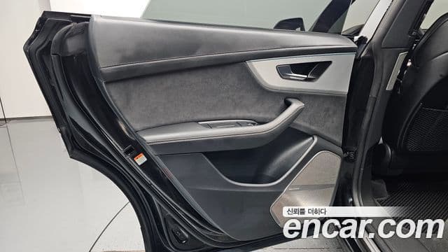 Audi Q8 2025 — ფოტო 37/38