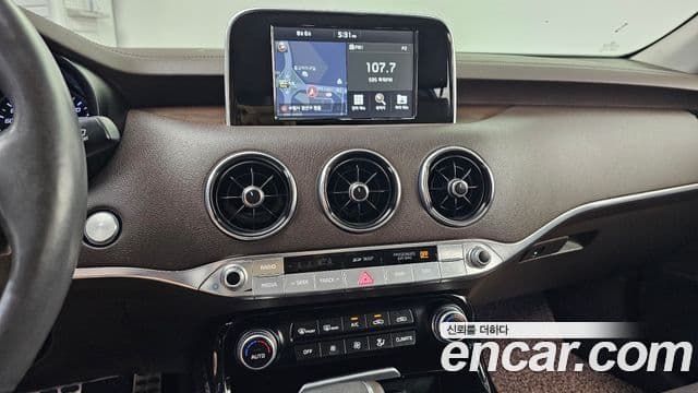 Kia Stinger 2018 — Фото 14/20
