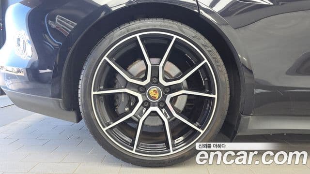 Porsche Taycan 2023 — Photo 7/20