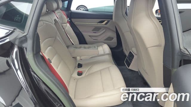 Porsche Taycan 2023 — Photo 8/20