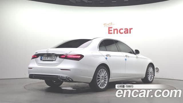 Mercedes-Benz E-Class 2022 — Photo 9/31