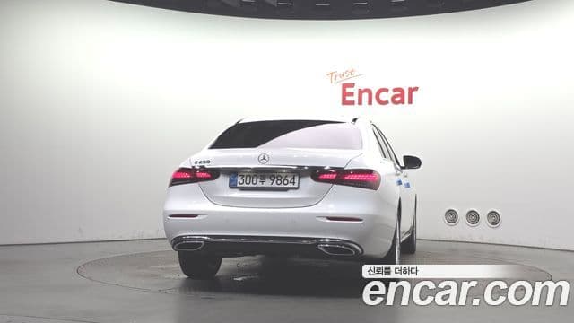 Mercedes-Benz E-Class 2022 — Photo 16/31