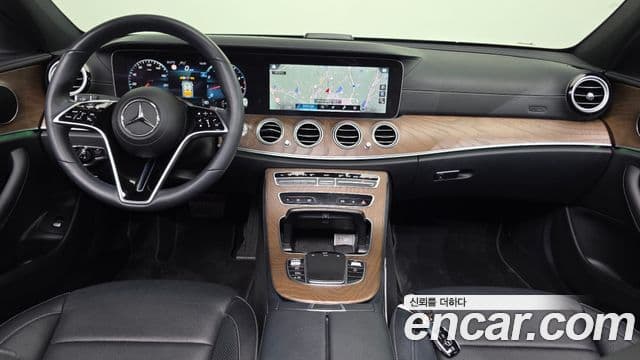 Mercedes-Benz E-Class 2022 — Photo 21/31