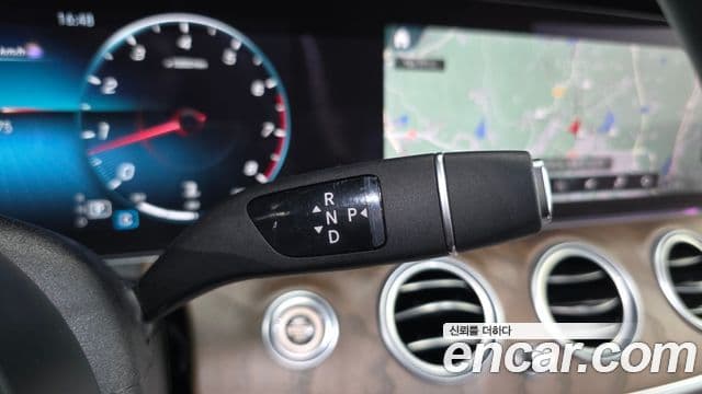 Mercedes-Benz E-Class 2022 — Photo 12/31