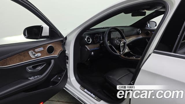 Mercedes-Benz E-Class 2022 — Photo 29/31