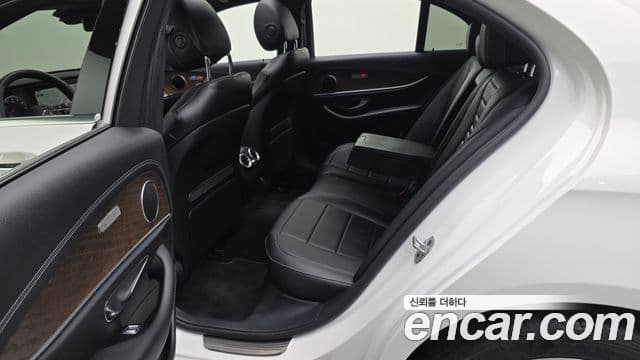 Mercedes-Benz E-Class 2022 — Photo 28/31